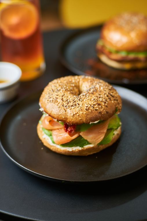 Bagel de salmón ahumado visto de cerca
