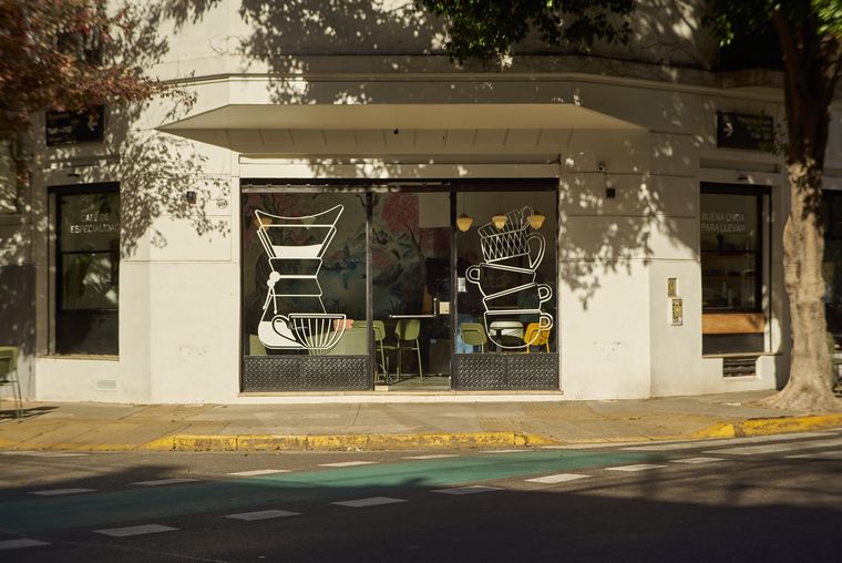 La fachada blanca de Manolette’s con sus ventanales