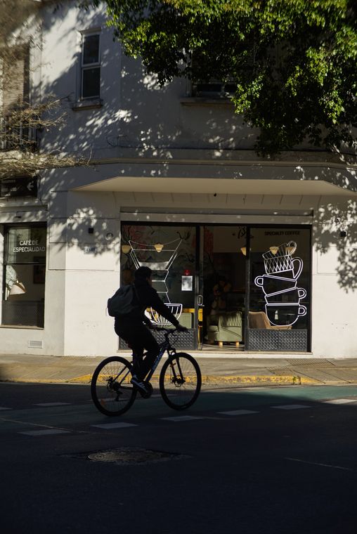 La esquina de Rocamora y Acuña de Figueroa, con un ciclista pasando
