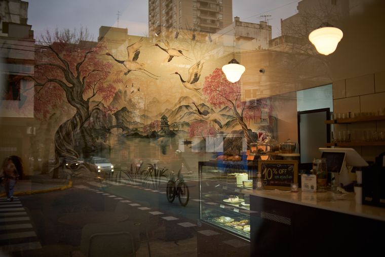 El mural del salón y la barra, con la calle de fondo