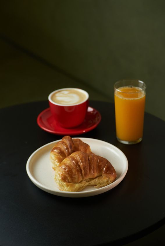 Medialunas, café y exprimido
