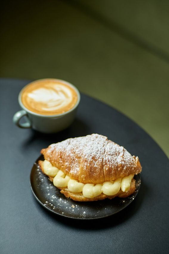 Croissant relleno y café